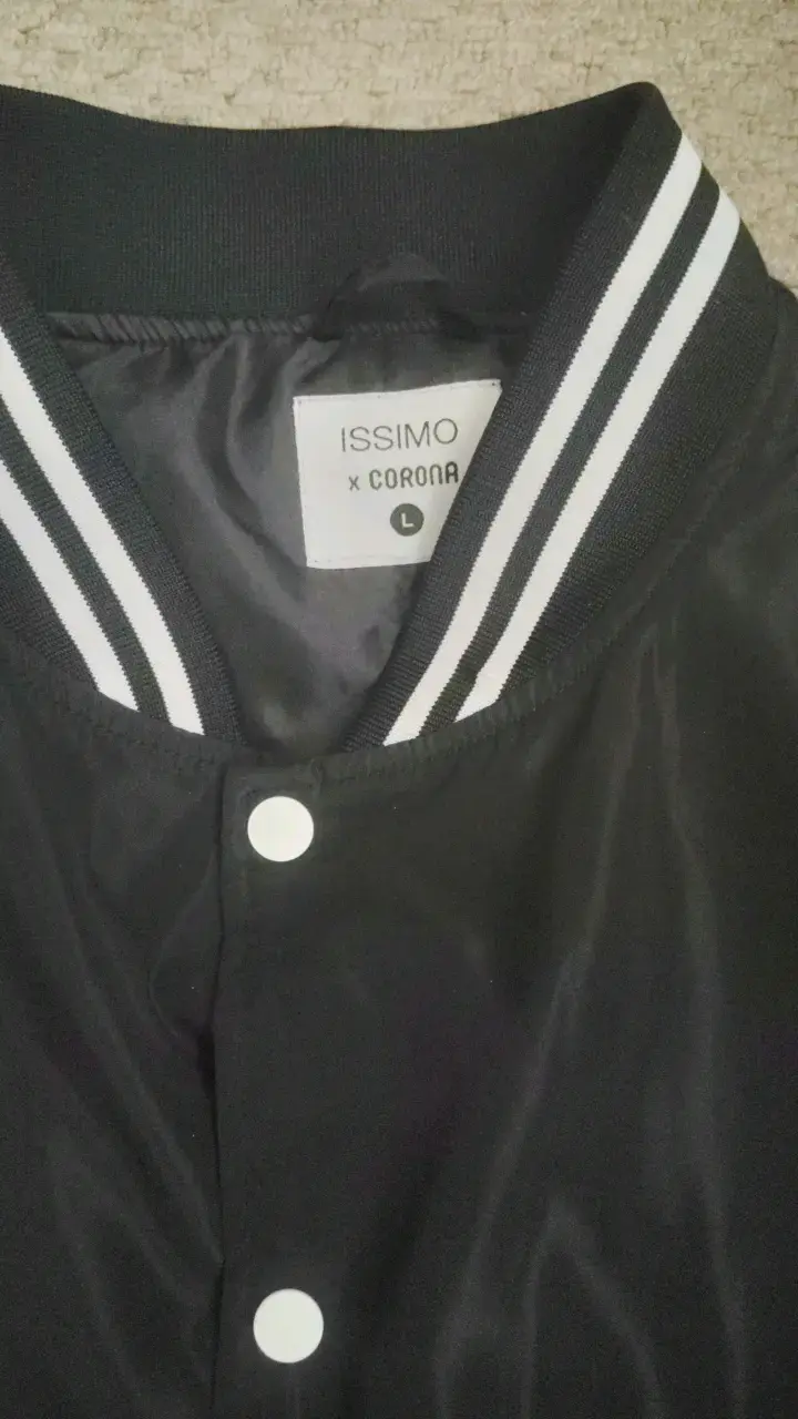 Chaqueta varsity negra y blanca Issimo x Corona - 2