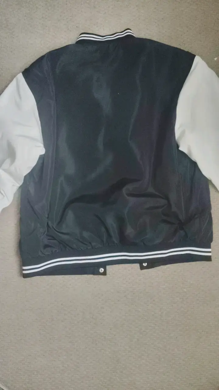 Chaqueta varsity negra y blanca Issimo x Corona - 3