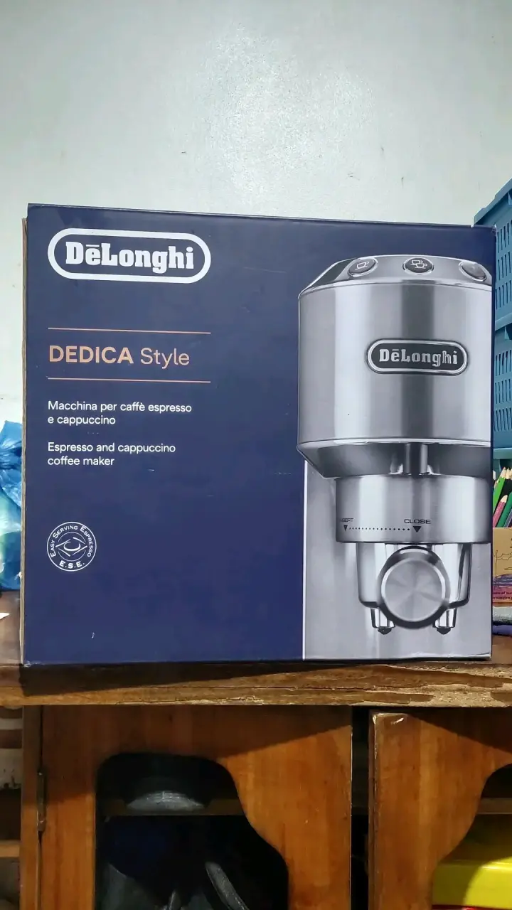 Cafetera DeLonghi Dedica Style para espresso y cappuccino - 1