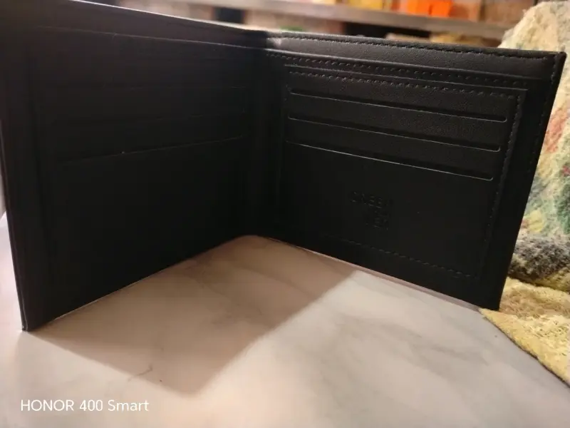 Billetera de cuero negra con múltiples compartimentos