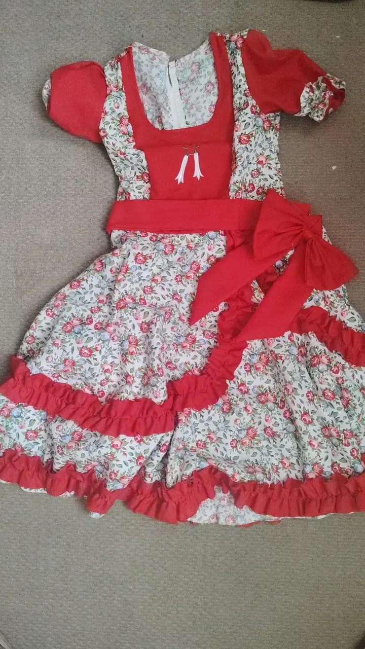 Vestido típico chileno floral con lazo rojo - 1