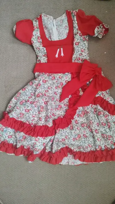 Vestido típico chileno floral con lazo rojo - miniatura 1