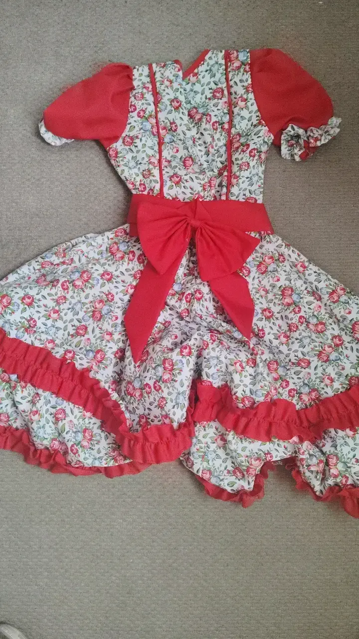 Vestido típico chileno floral con lazo rojo - 2