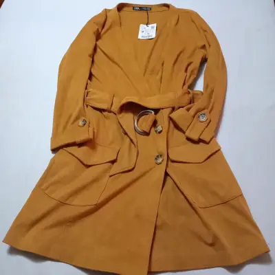 Abrigo Zara mostaza con cinturón  para mujer - miniatura 1