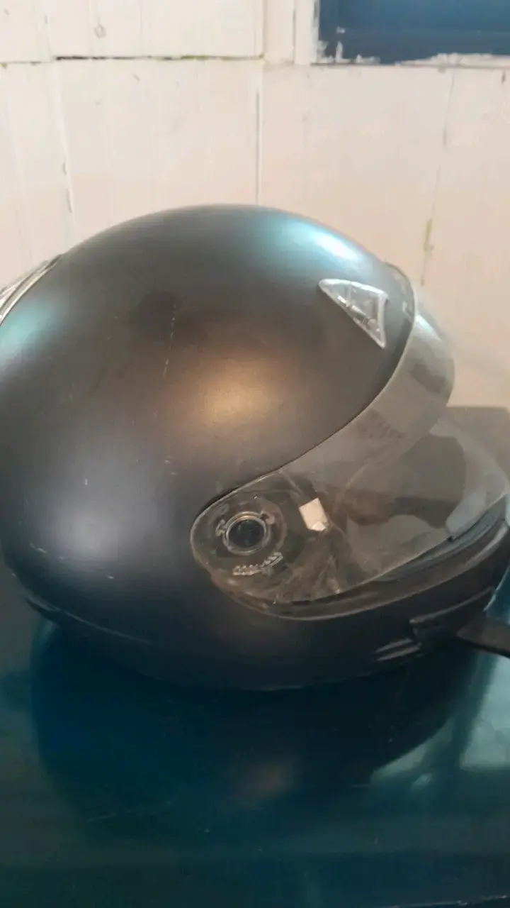 Casco de moto KBC negro con visera - 2