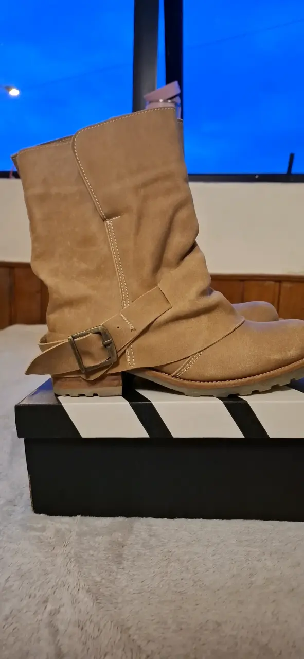 Botas de gamuza beige con hebilla - 1