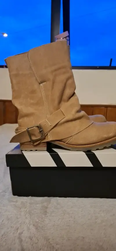 Botas de gamuza beige con hebilla - miniatura 1