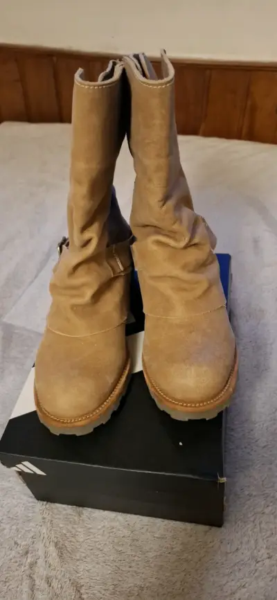 Botas de gamuza beige con hebilla - miniatura 2