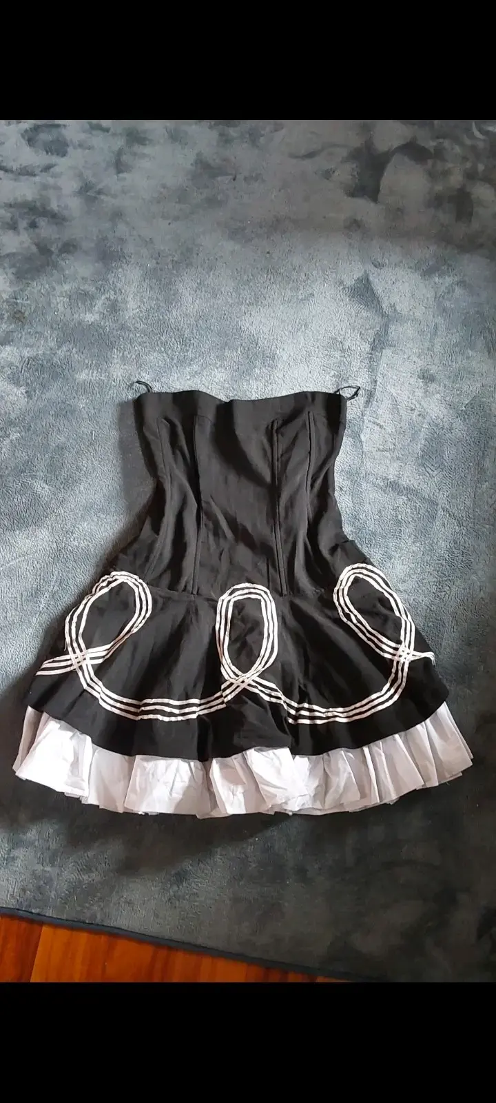 Vestido negro con detalles blancos estilo vintage - 1