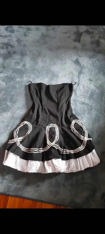 Vestido negro con detalles blancos estilo vintage - miniatura 1