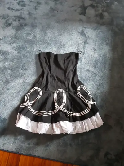 Vestido negro con detalles blancos estilo vintage - miniatura 2
