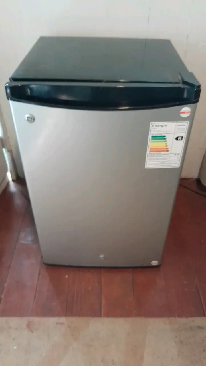 Refrigerador compacto color gris en buen estado