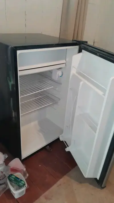 Refrigerador compacto color gris en buen estado - miniatura 2