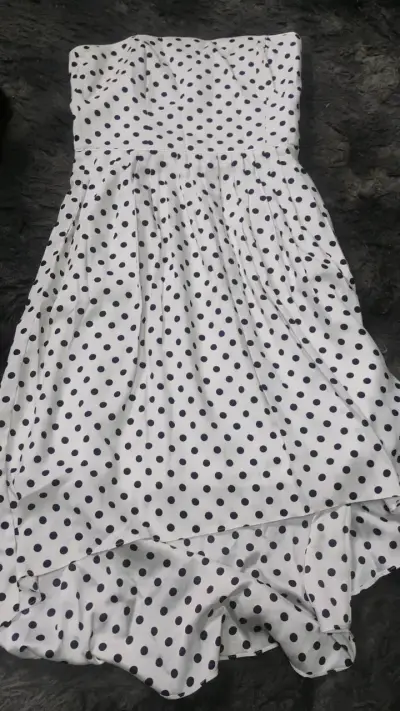 Vestido strapless blanco con lunares negros - miniatura 1