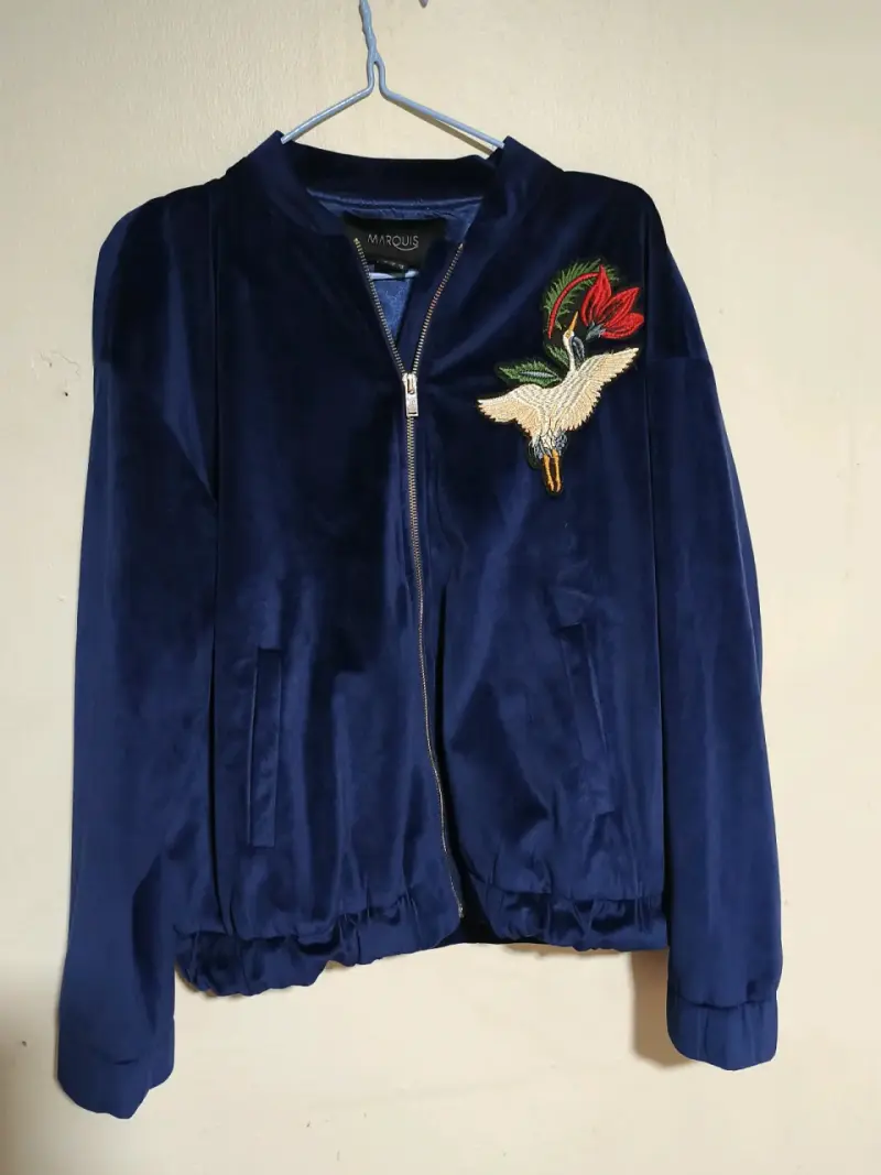 Chaqueta bomber azul con bordado de ave