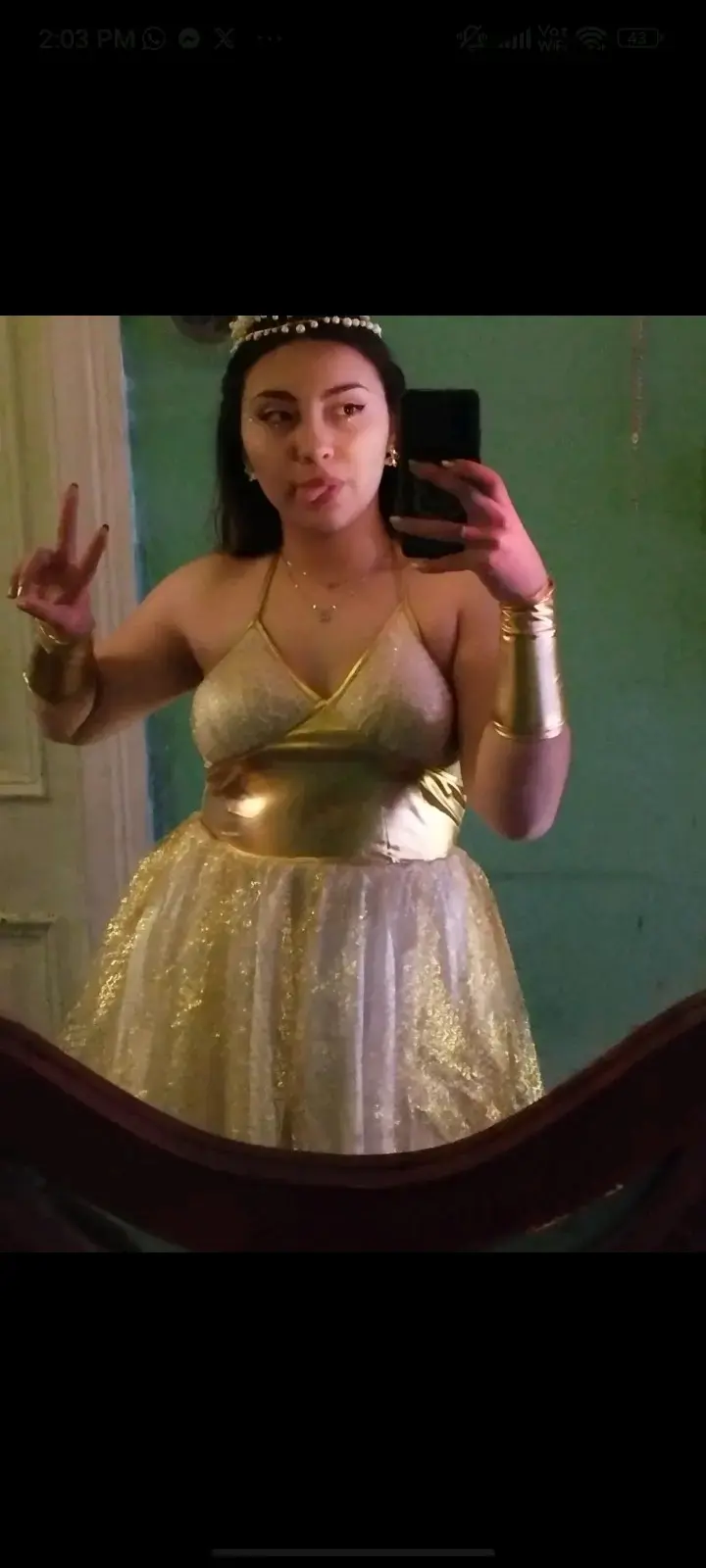 Vestido dorado de fiesta con detalles brillantes