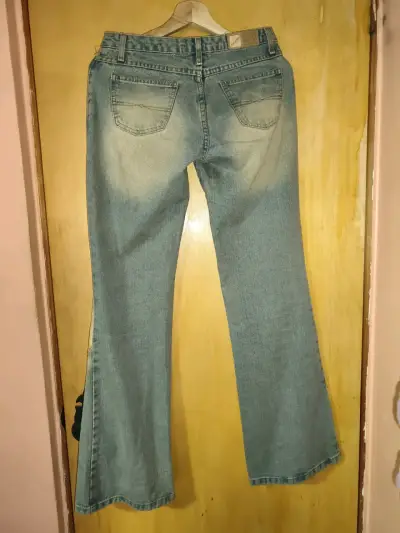 Jeans acampanados de mezclilla azul - miniatura 2