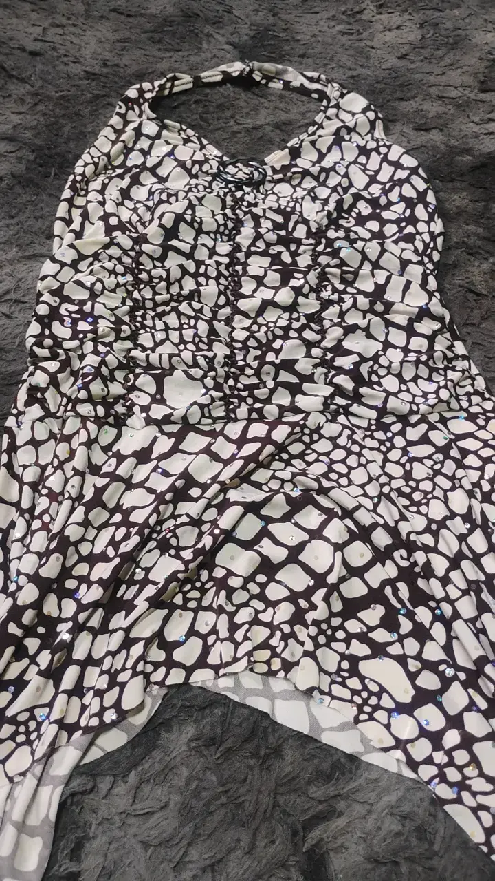 Vestido de fiesta estampado blanco y negro