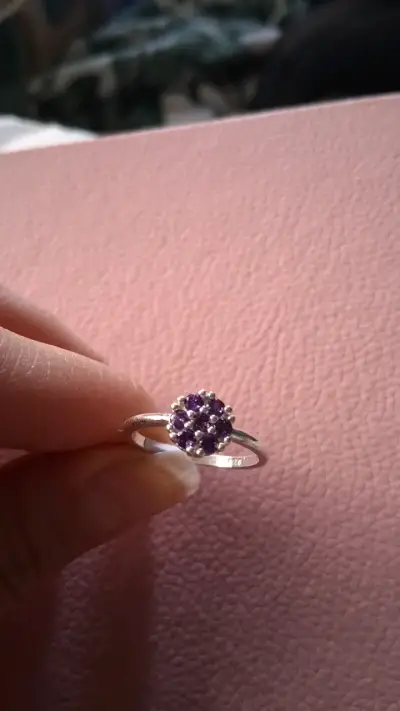 Anillo de plata con piedras moradas - miniatura 2