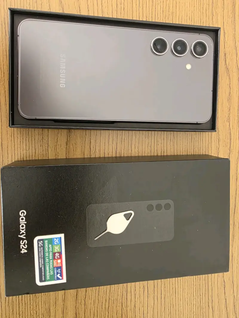 Samsung Galaxy S24 con accesorios y carcasas - 2