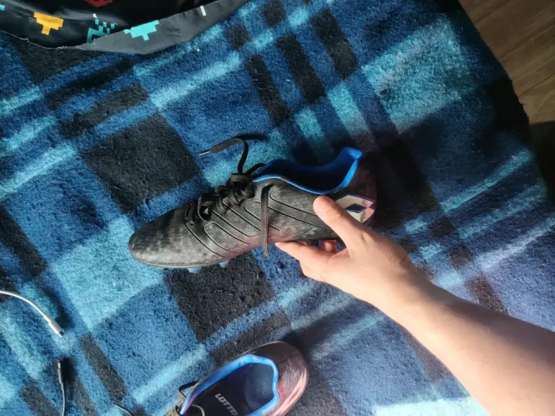 Zapatillas de fútbol Lotto negras con detalles azules