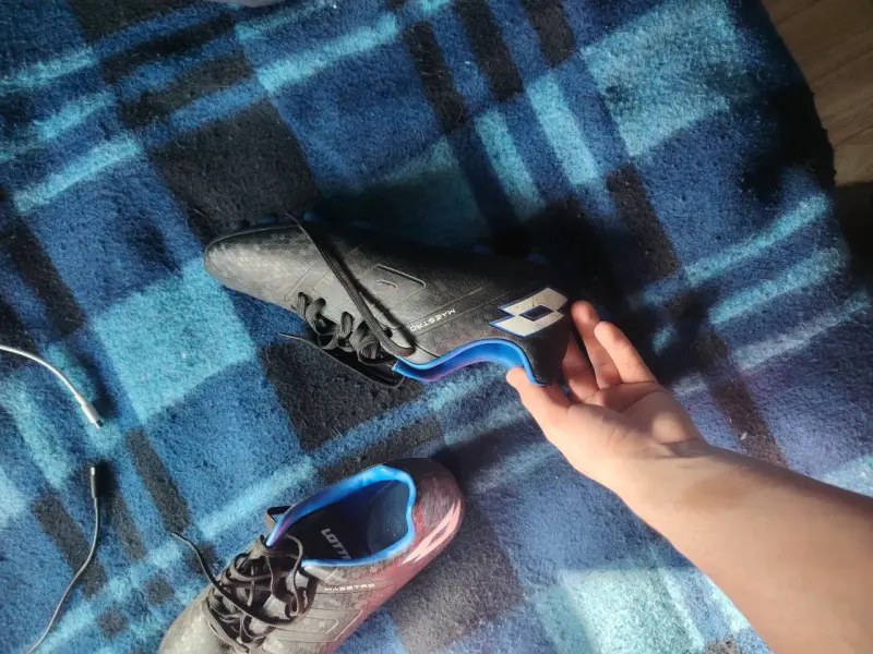Zapatillas de fútbol Lotto negras con detalles azules - 2