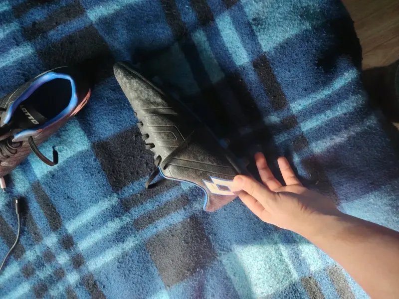 Zapatillas de fútbol Lotto negras con detalles azules - 3