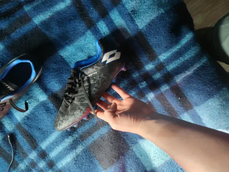 Zapatillas de fútbol Lotto negras con detalles azules - 4