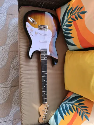 Guitarra eléctrica estilo Stratocaster sunburst - miniatura 1