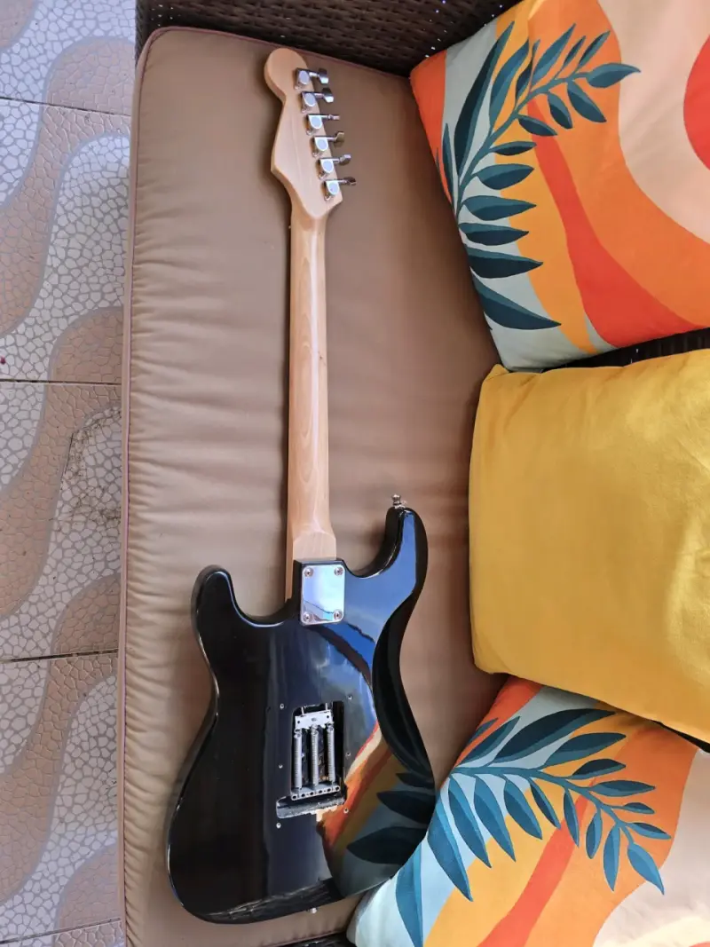 Guitarra eléctrica estilo Stratocaster sunburst - 2