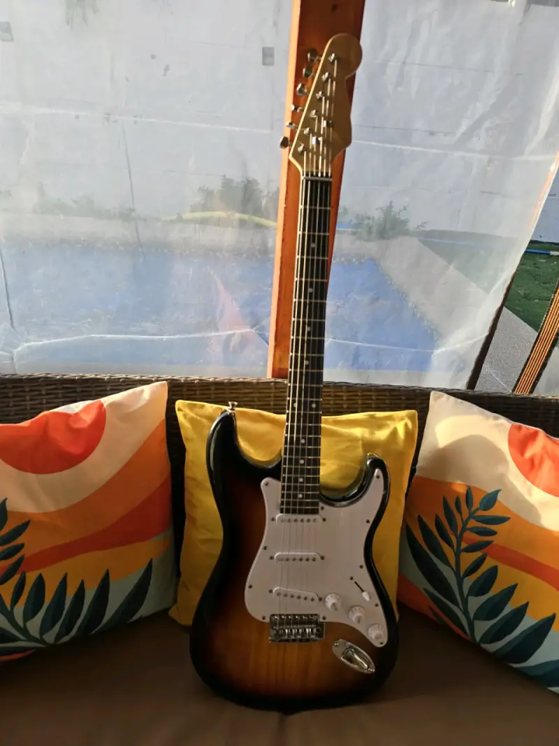 Guitarra eléctrica estilo Stratocaster sunburst - 3