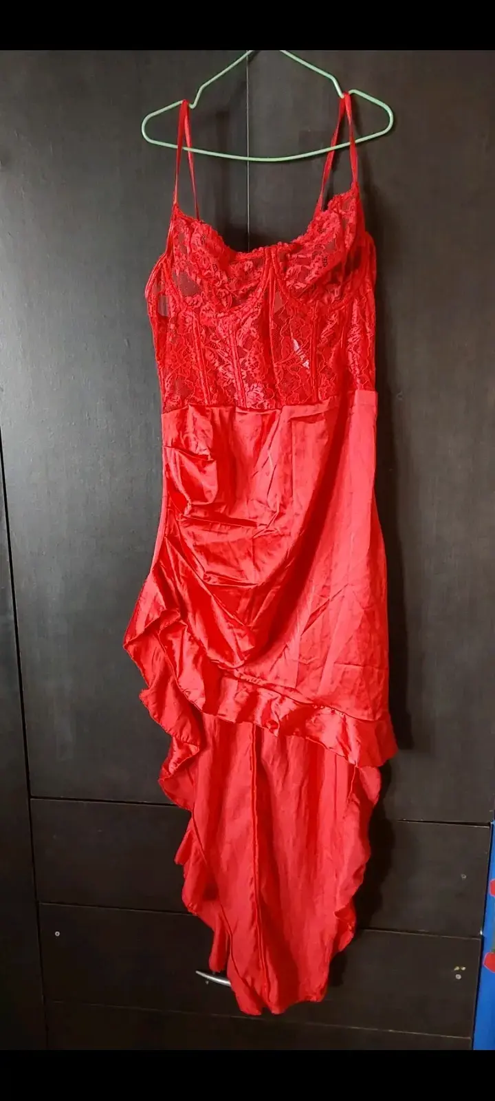 Vestido rojo de encaje elegante - 1