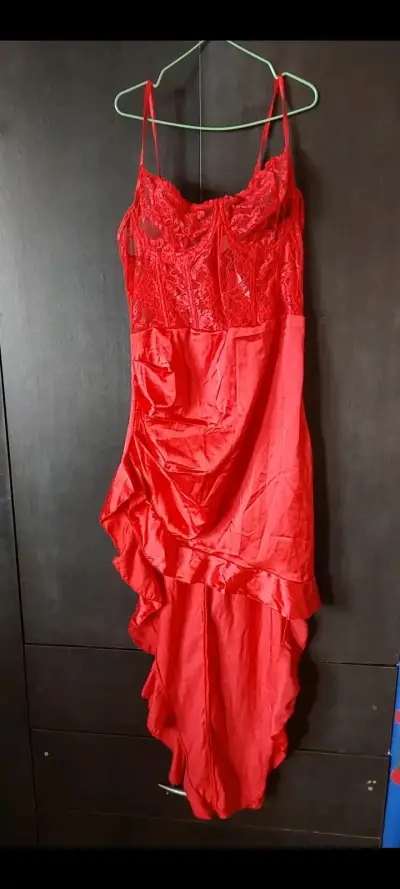 Vestido rojo de encaje elegante - miniatura 1