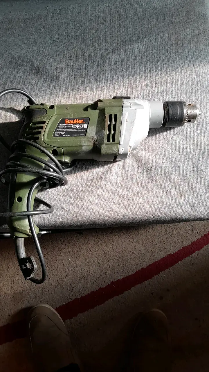 Taladro percutor Bauker 850W usado
