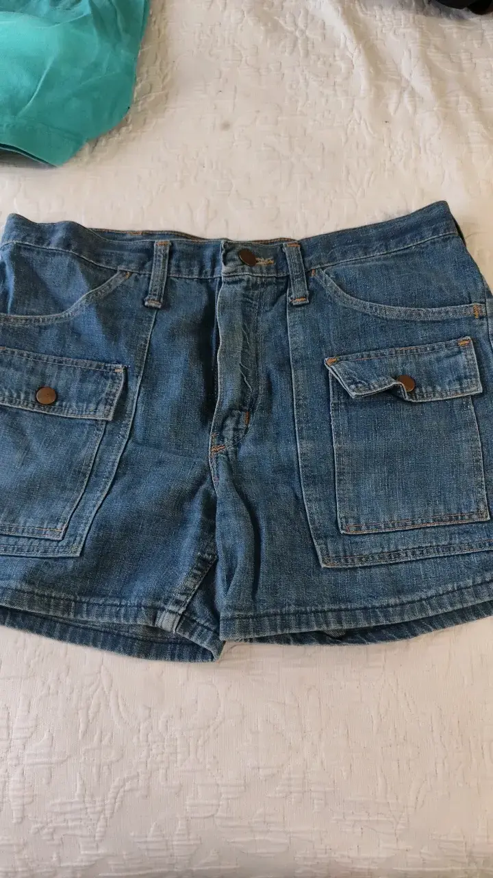 Shorts de mezclilla con bolsillos grandes