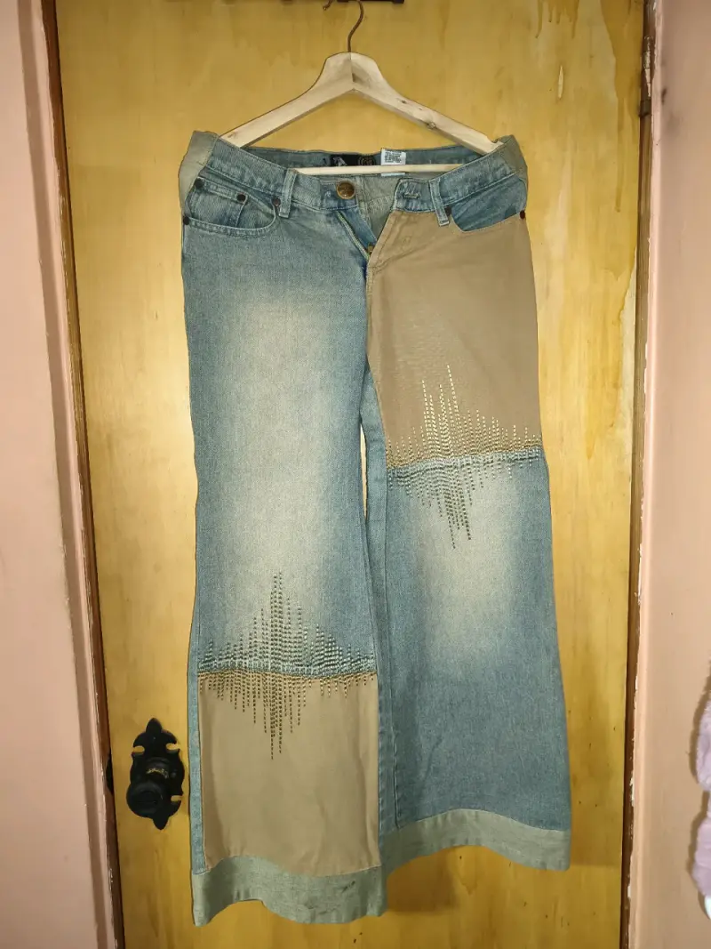 Jeans de mezclilla con diseño único - 1