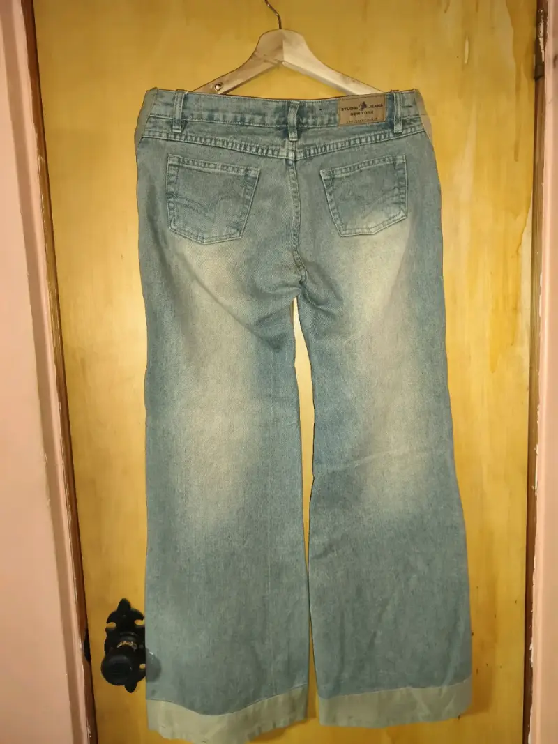 Jeans de mezclilla con diseño único - 2