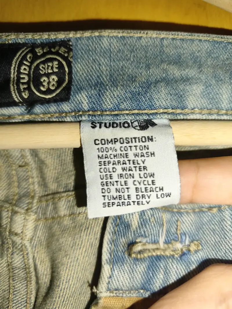 Jeans de mezclilla con diseño único - 4