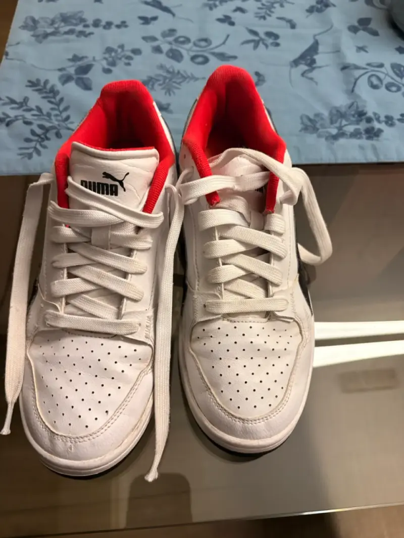 Zapatillas deportivas blancas Puma con detalles rojos - 1