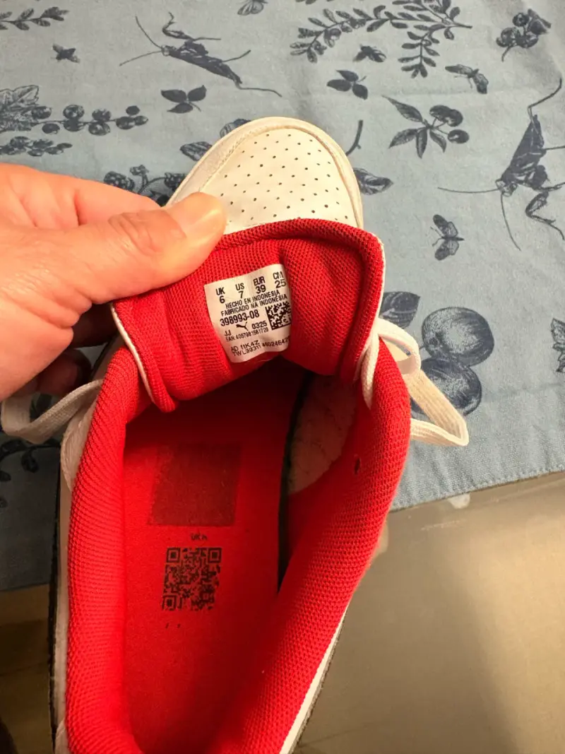 Zapatillas deportivas blancas Puma con detalles rojos - 2