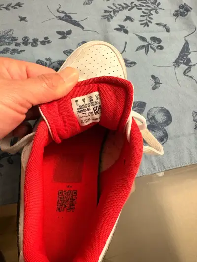 Zapatillas deportivas blancas Puma con detalles rojos - miniatura 2