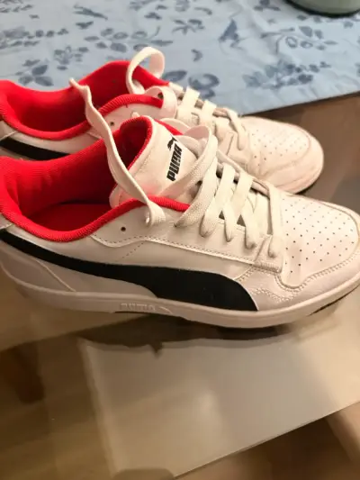 Zapatillas deportivas blancas Puma con detalles rojos - miniatura 3
