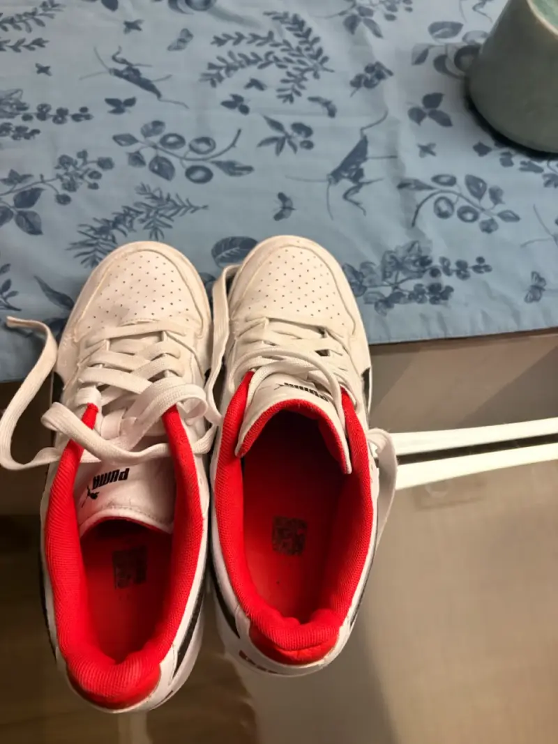 Zapatillas deportivas blancas Puma con detalles rojos - 4