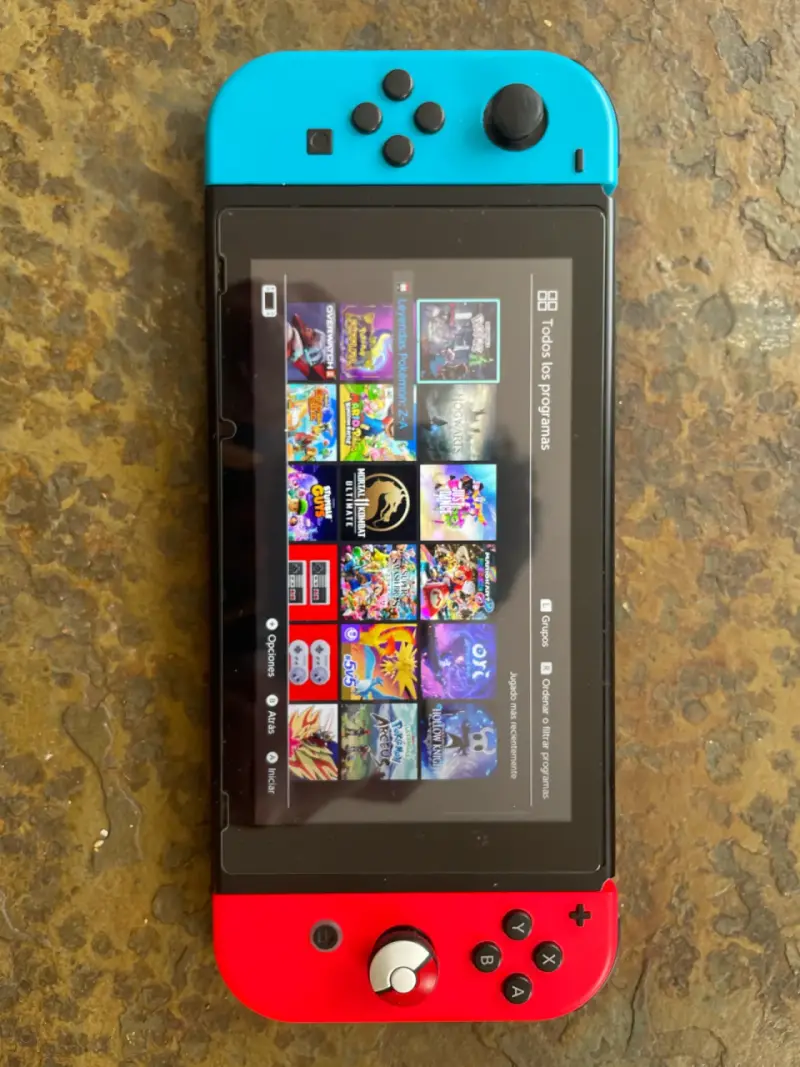 Consola Nintendo Switch con accesorios y estuche - 1