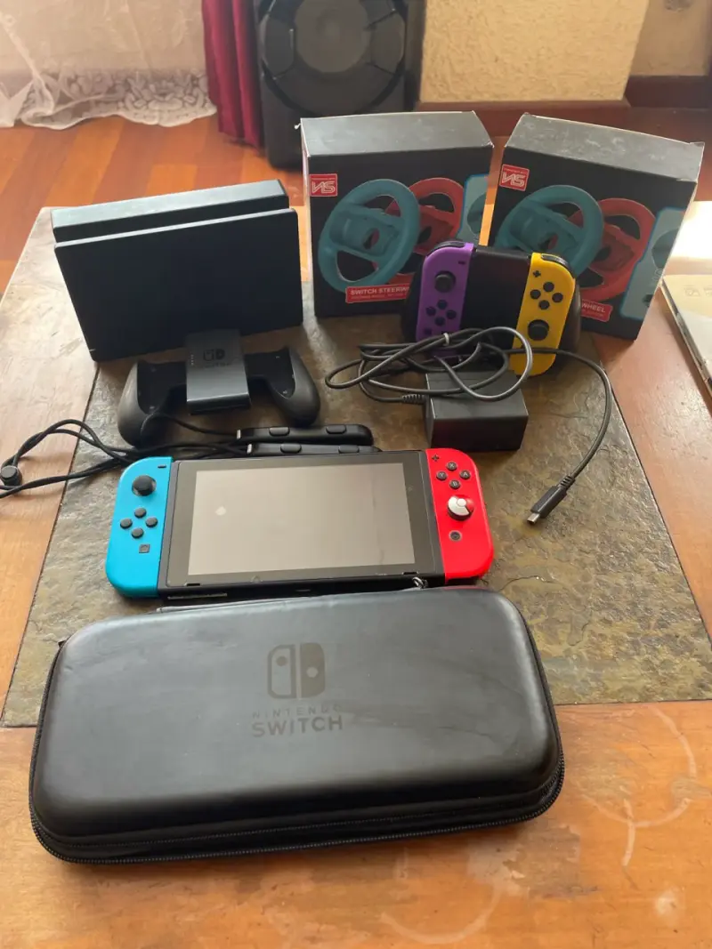 Consola Nintendo Switch con accesorios y estuche - 3