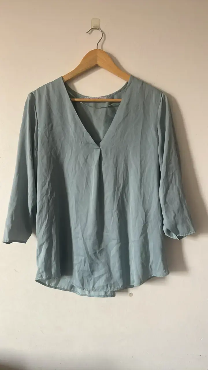 Blusa azul claro de manga larga satinada