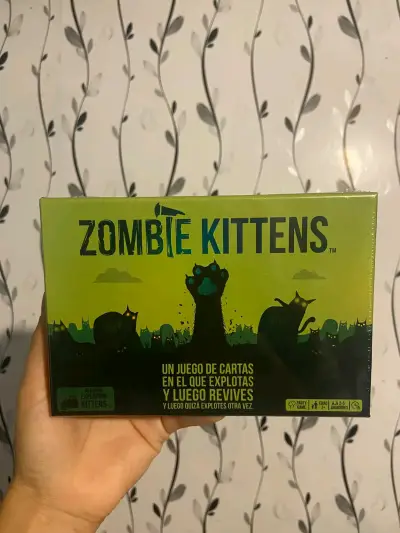 Juego de cartas Zombie Kittens para fiestas - miniatura 1