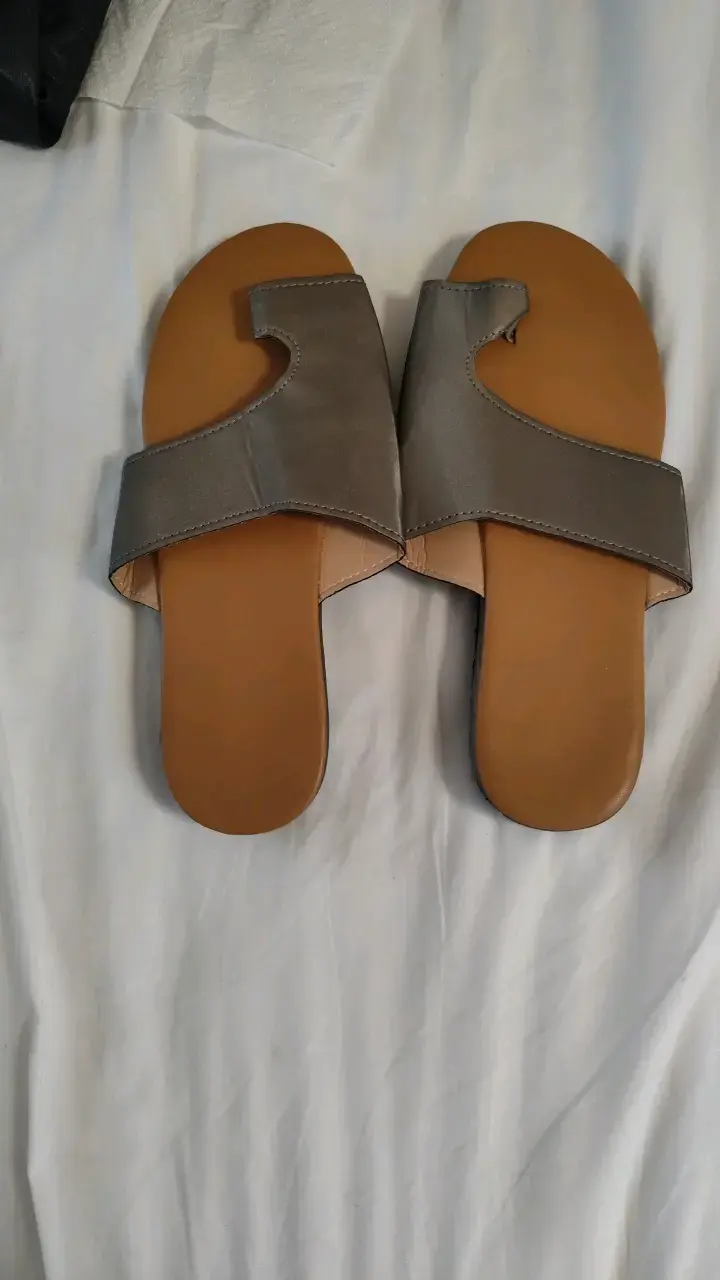 Sandalias planas color gris para mujer