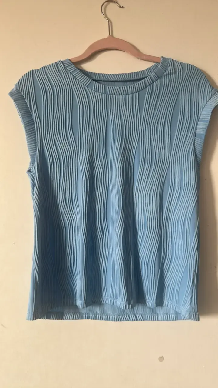 Polera sin mangas azul con diseño texturado - 1