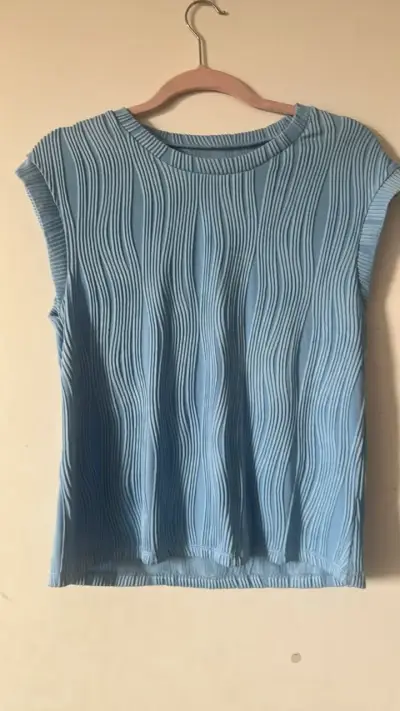Polera sin mangas azul con diseño texturado - miniatura 1
